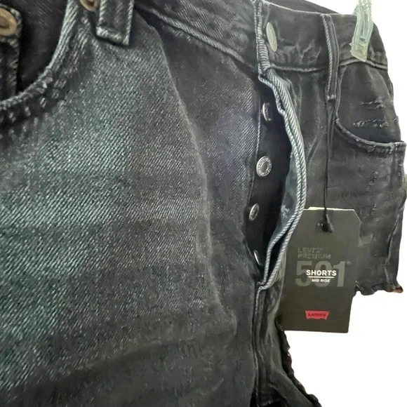 Levi’s premium mid rise 501 shorts 32